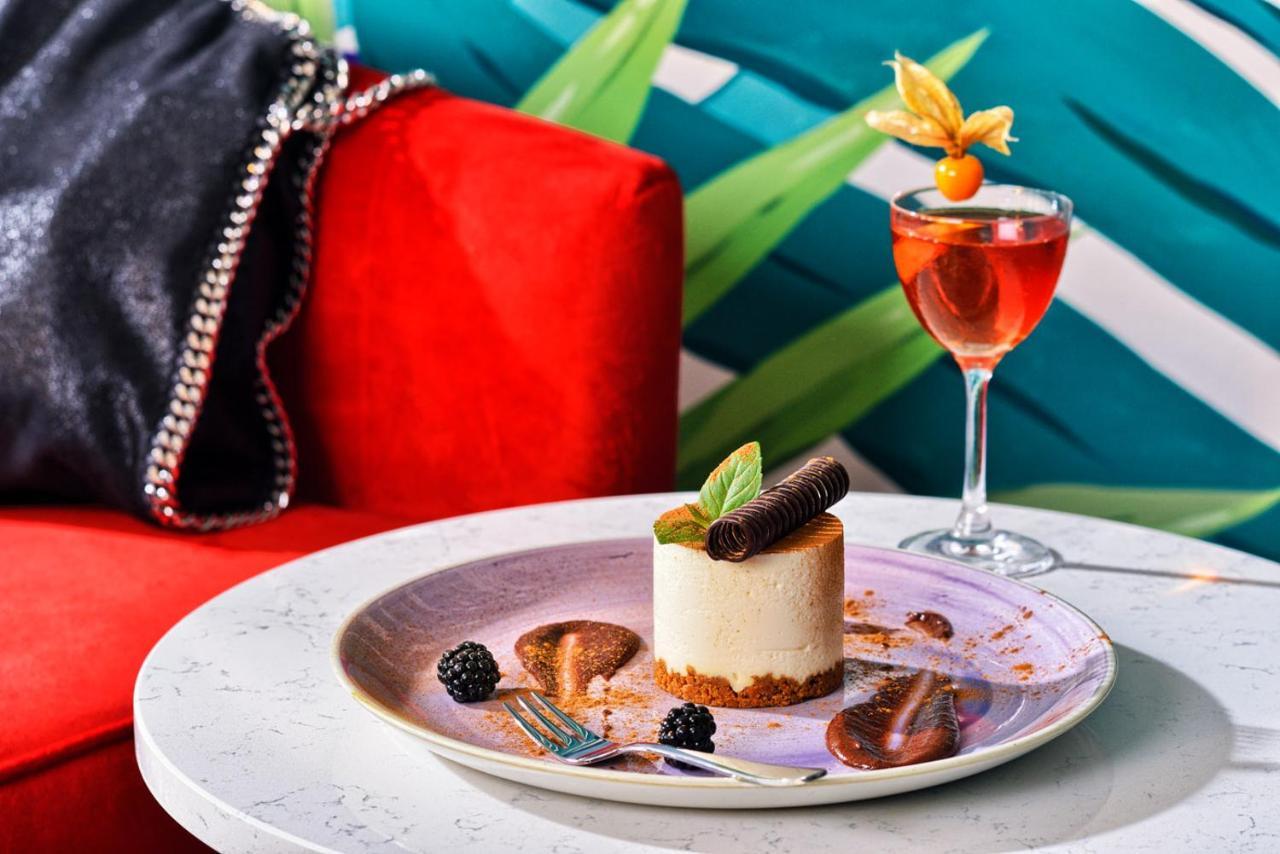 Hotel Ferreus Modern Art Deco 크라쿠프 외부 사진 A cheesecake