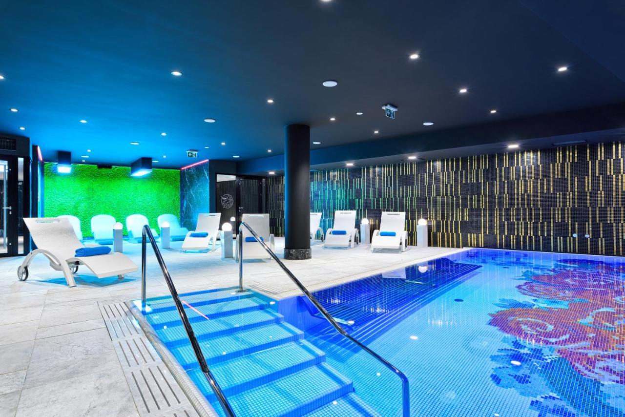Hotel Ferreus Modern Art Deco 크라쿠프 외부 사진 The swimming pool at the hotel