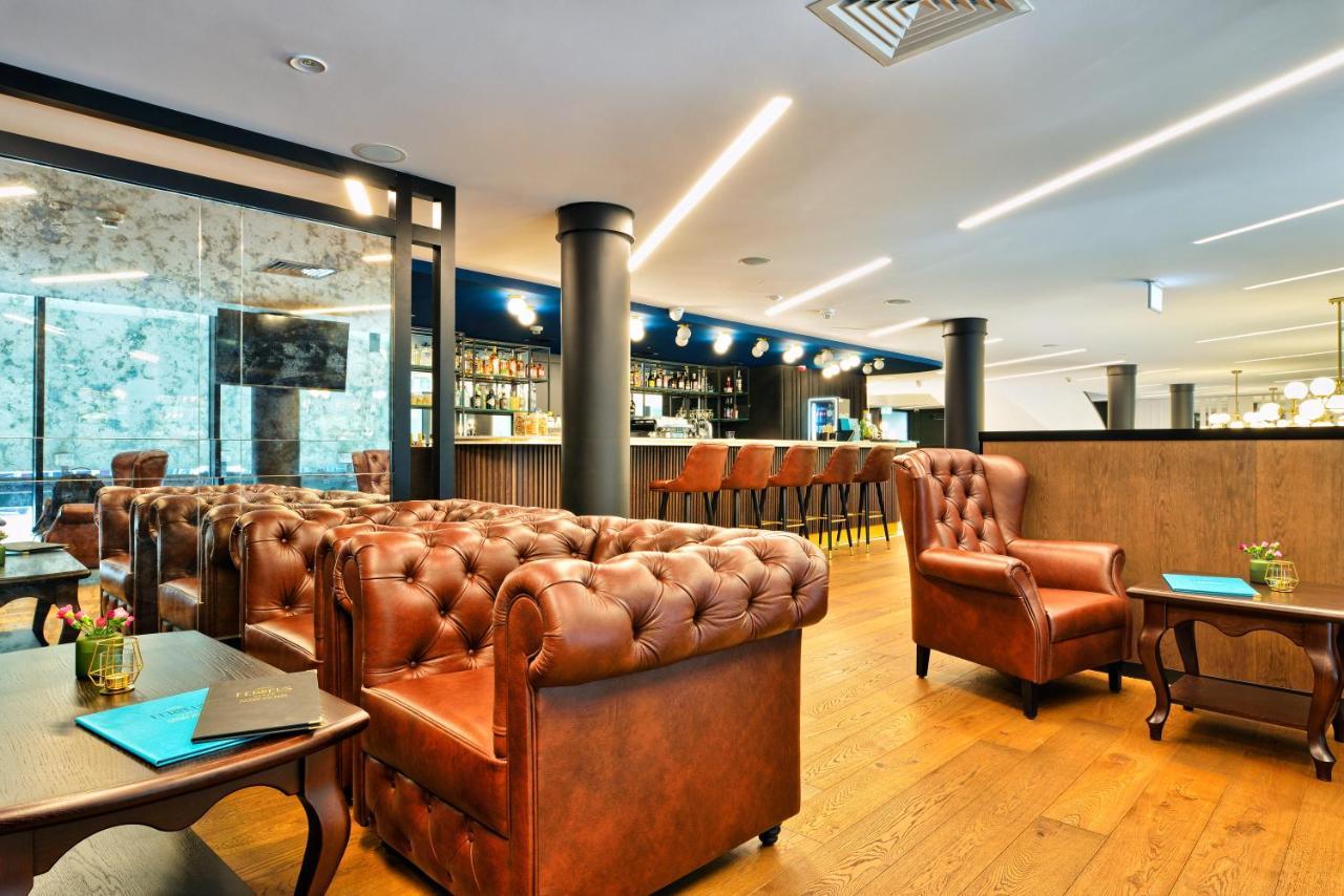 Hotel Ferreus Modern Art Deco 크라쿠프 외부 사진 The lounge at London Heathrow Airport
