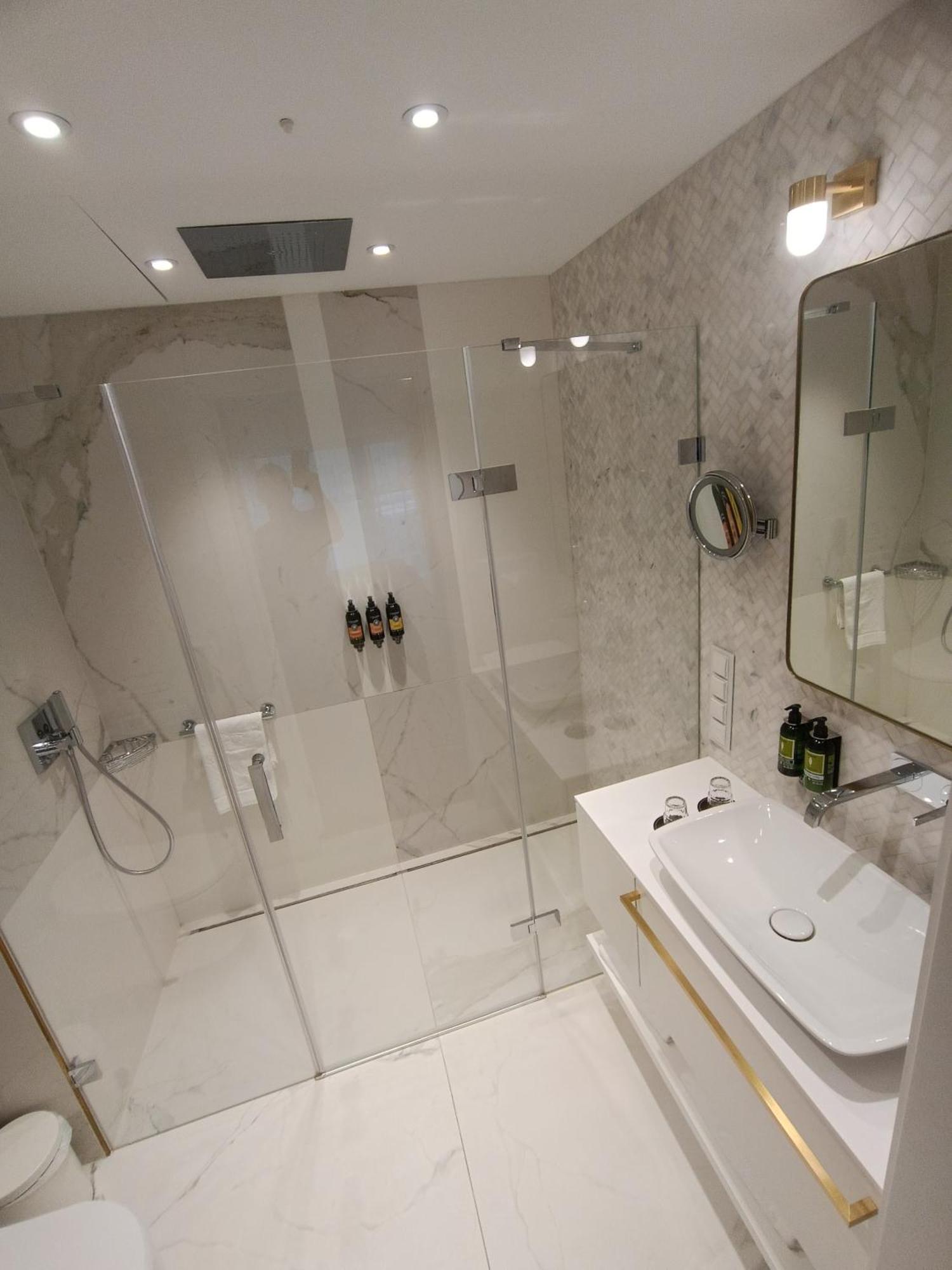 Hotel Ferreus Modern Art Deco 크라쿠프 외부 사진 A shower enclosure
